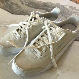 Puma Leather white sneakers!